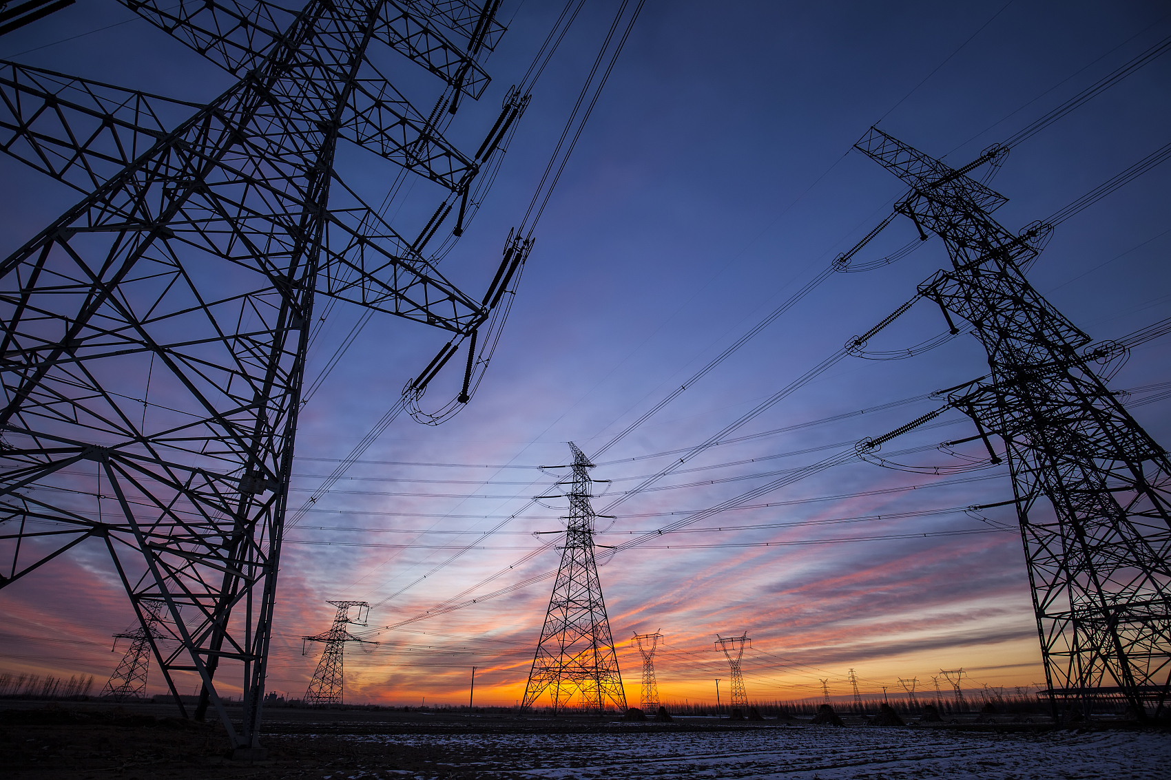 夜间输电塔的剪影