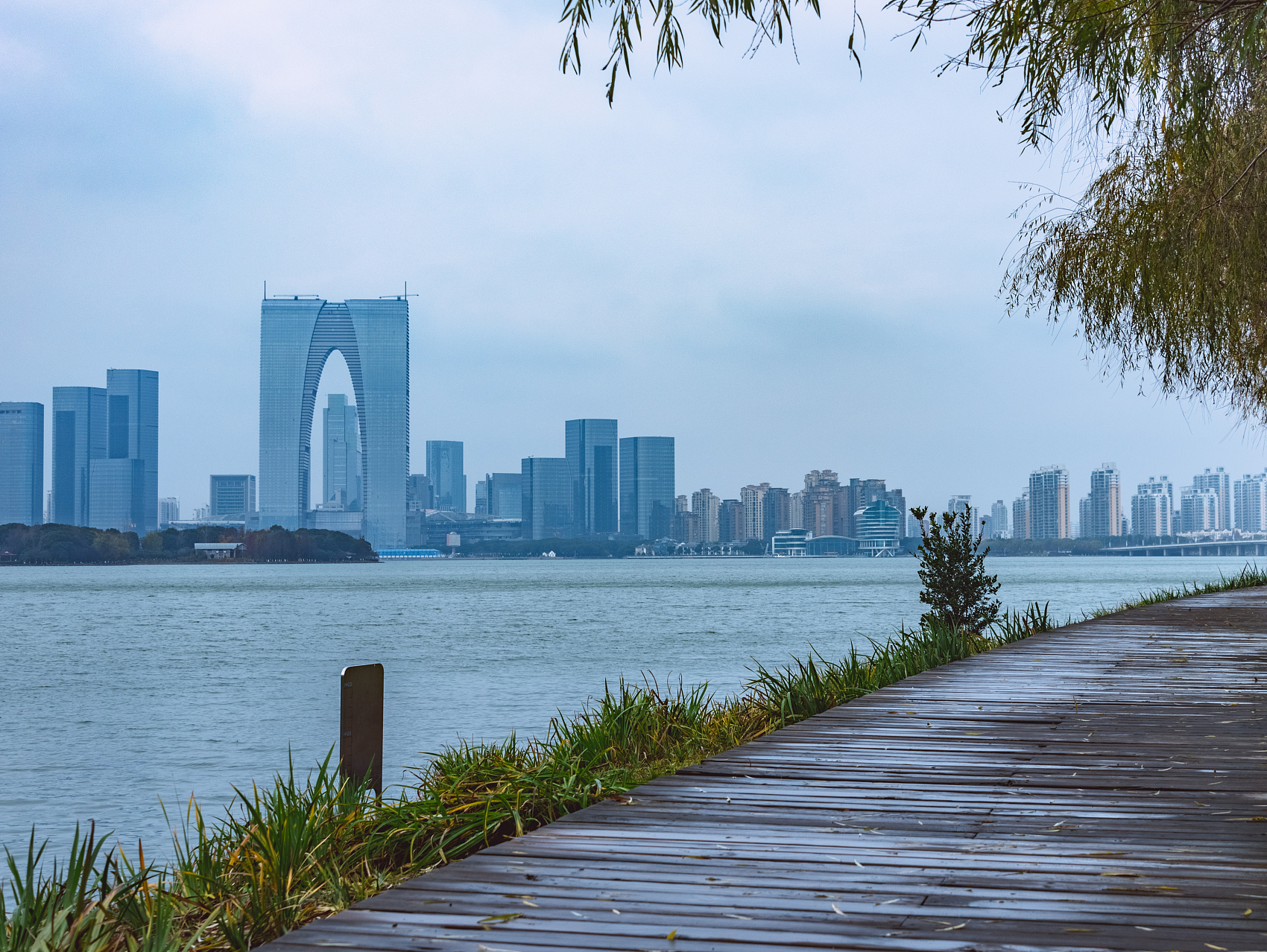 金鸡湖边的东方大门 金鸡湖边的东方大门